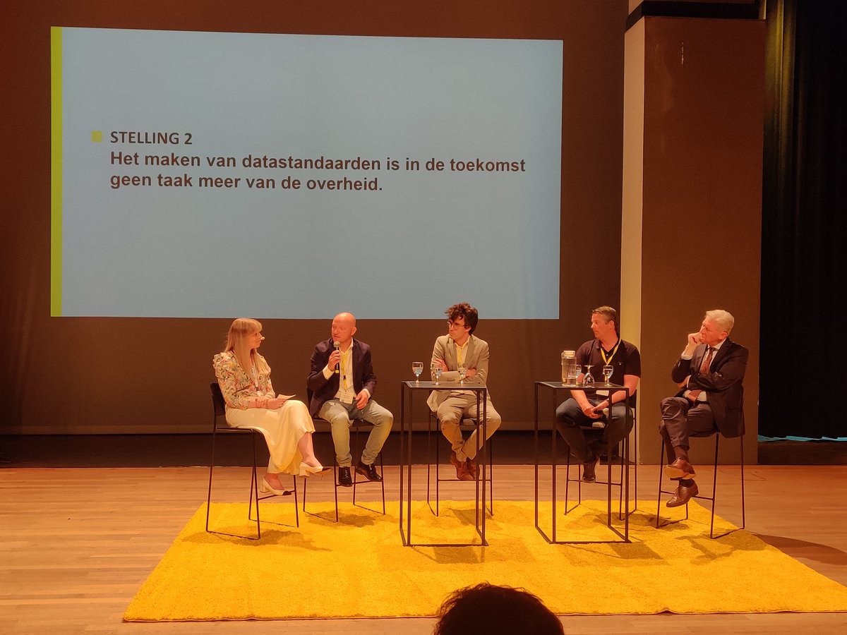 ArentsHA's tweet photo. Tijdens het panelgesprek onderstreept Björn De Vidts, afdelingshoofd dataoplossingen @digi_vlaanderen, dat er altijd nood is aan een betrouwbare onpartijdige #tussenpartij om #private partners aan te zetten tot #datadeling. Enkel de #overheid kan die rol goed opnemen #OSLO10 https://t.co/uOKOm6KFPc