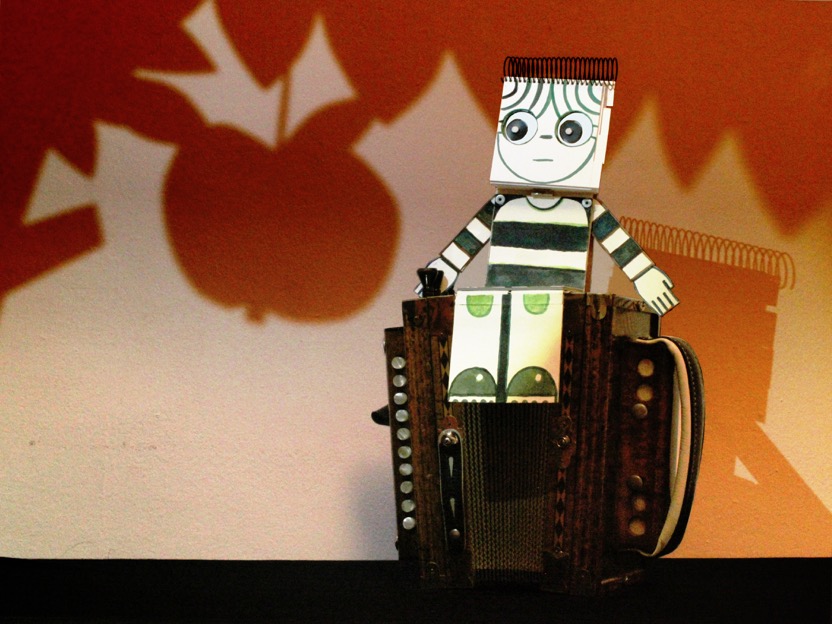 <a href="/FMarrameu/">Festival Marrameu</a> | Dissabte, 4 de juny

17 i 18:30h /Una pometa un pomer/ <a href="/cia_depaper/">De paper</a> 
18 i 19:45h /Tripula/ <a href="/Farresbrothers/">Farrés Brothers</a> 
20:30h /Música amb <a href="/jordipedros/">jordi pedrós miquel</a>  
22:30h / La llàntia meravellosa / <a href="/FESTUCteatre/">FESTUC TEATRE</a> 
i molt més!

Tota la programació:  escenafamiliar.cat/esdeveniments/…