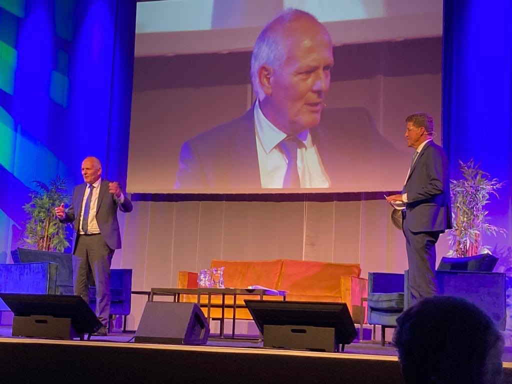 DrentheVitale's tweet photo. Een geweldig congres gisteren: het landelijk congres Vitale Vakantieparken 2022! Wat een opkomst van zowel ondernemers als bestuurders/ambtenaren! Mooi om te zien dat iedereen zich zo hard maakt voor deze mooie sector. Speciale dank aan de dagvoorzitter ⁦⁦@evoosterhout⁩ https://t.co/wdAzILv7PR