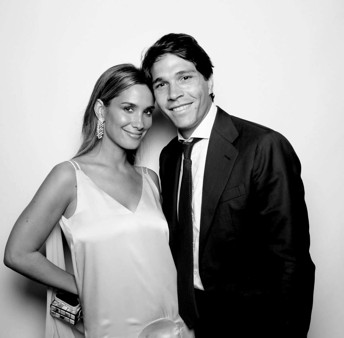 Esfering's tweet photo. ¡Enhorabuena Marta Lozano y Lorenzo! 💍✨

Os dejamos estas preciosas fotos de vuestro #fotomaton con efecto #photostudio 📸

Esperamos que os gusten! 🥰

#TheLorenzanos #photoboothwedding #photobooth #photoboothpremium #photoboothkardashian #photoboothblackandwhite https://t.co/bAciB2Y6Pu