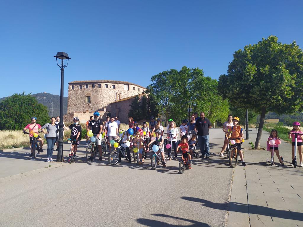 AjSentmenat's tweet photo. 🚲💚 📸 Avui el dia sense fum a les escoles s'ha iniciat amb una bicicletada des del castell a les 8:30 cap als diferents centres educatius de Sentmenat fomentant els camins escolars. https://t.co/TogzrR2Xhq
