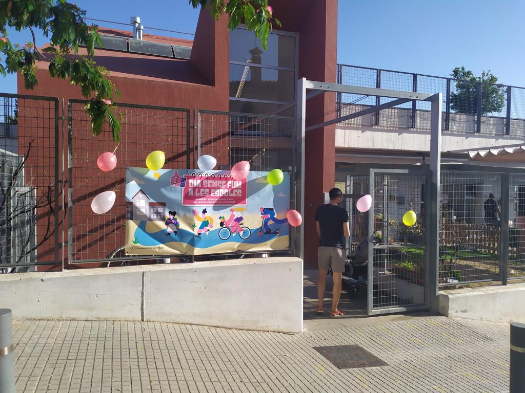 AjSentmenat's tweet photo. 🚲💚 📸 Avui el dia sense fum a les escoles s'ha iniciat amb una bicicletada des del castell a les 8:30 cap als diferents centres educatius de Sentmenat fomentant els camins escolars. https://t.co/TogzrR2Xhq