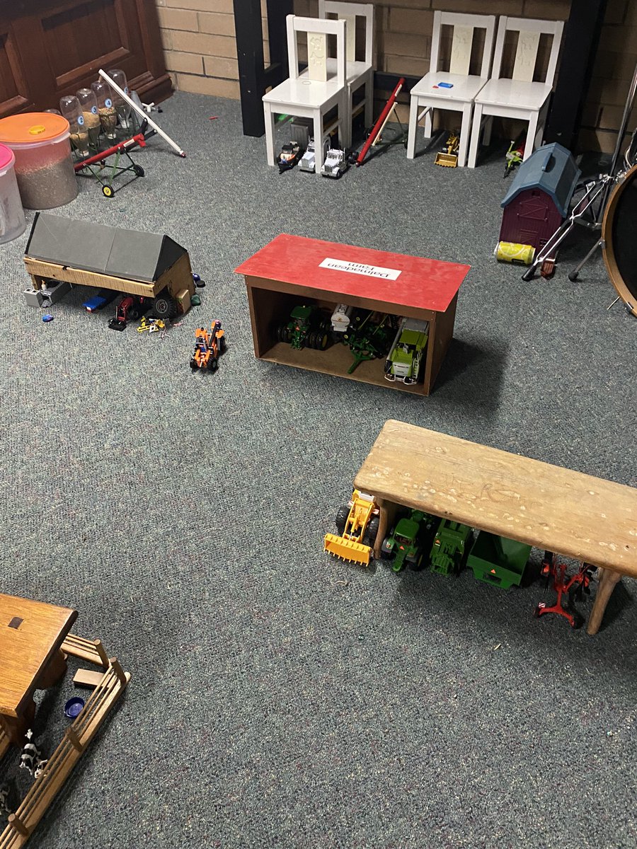 After calling for a new prime mover, number 1 son yells at the top of his voice and says to the other 2 “where ya think ya goin with that! It’s a bloody freightliner you won’t see me near it!” Bit of an attitude