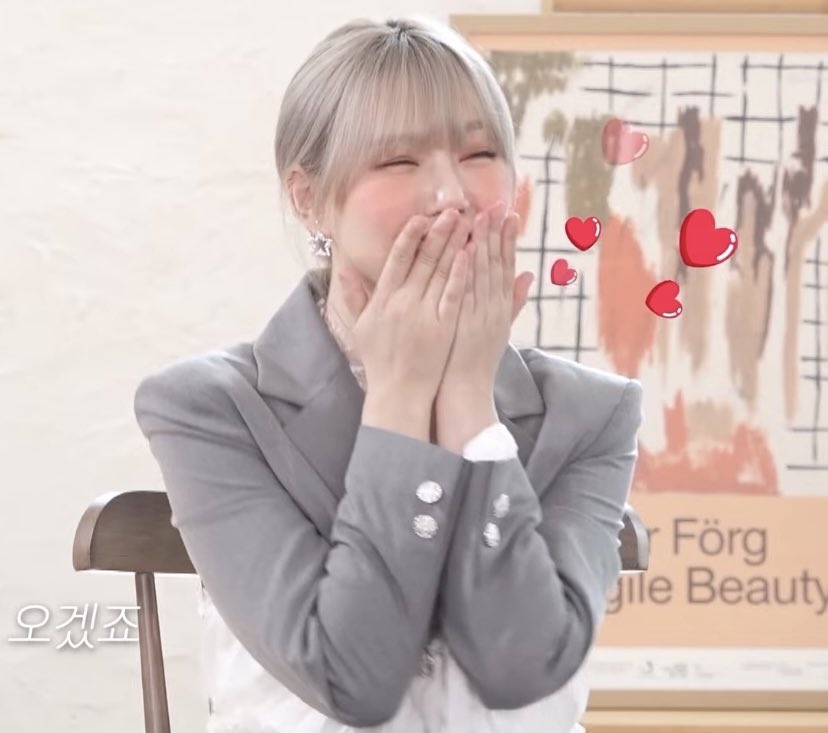 lqjyr's tweet photo. she's such a fangirl 🤣 https://t.co/vOhhbKoOUn