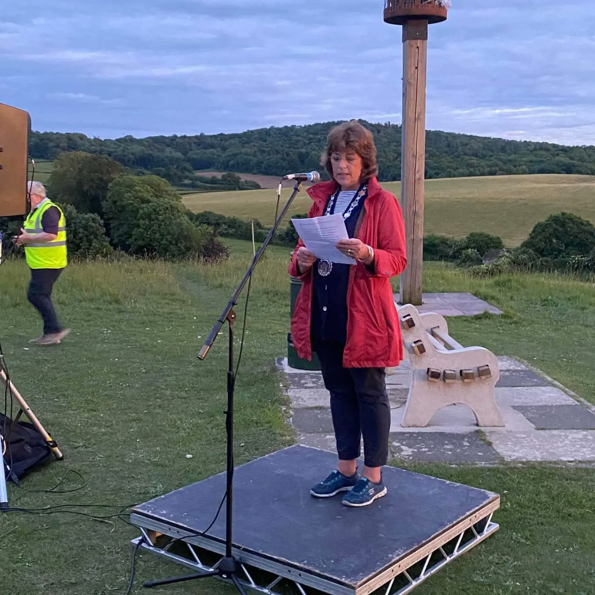 Great turn out to last night's beacon lighting for the #PlatinumJubilee 
A magical evening, thank you to everyone involved.
#sherborne #visitsherborne #visitdorset #lovesherborne <a href="/EventsCrewUK/">Events Crew</a>