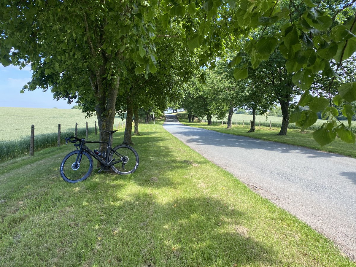 bikemayorbrum's tweet photo. Managed to hit real tarmac for an hour this lunchtime, this mornings virtual ride with cyclists from around the world was great on @WorldBicycleDay but getting out into the country is great for mind and body, what better day to get out on your bike?…enjoy! 
@BYCS_org https://t.co/yndhzOLWEo