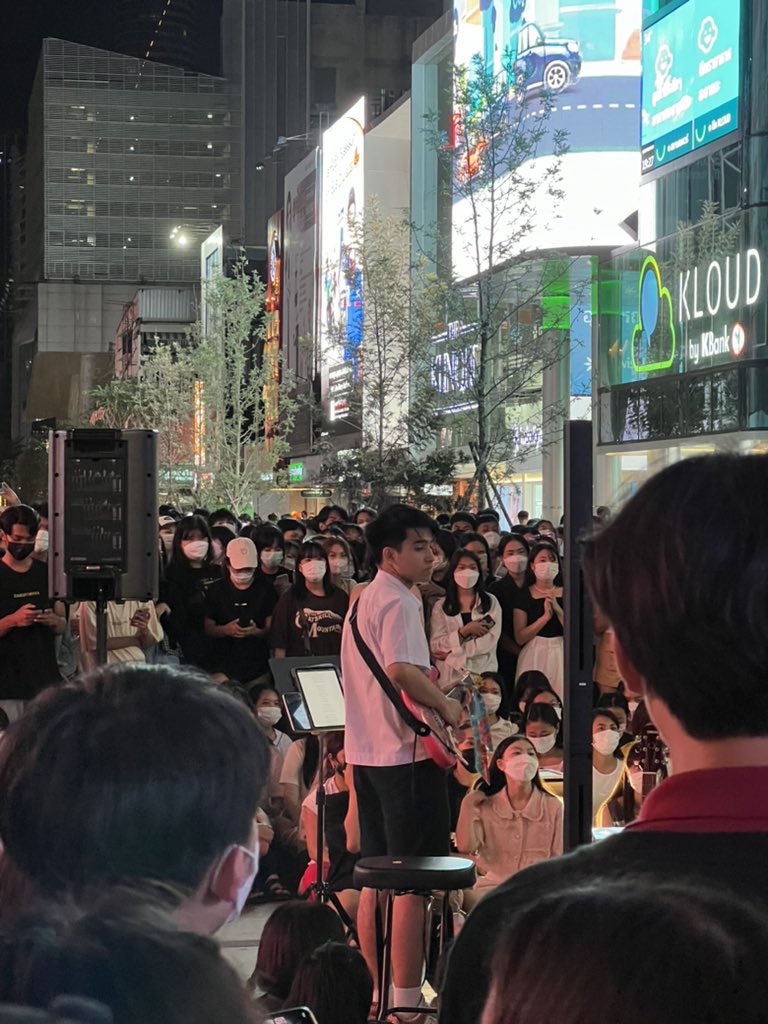 khunate's tweet photo. คนมาดูน้องร้องเพลง เล่นดนตรี ที่สยามแสควร์เยอะมากกก https://t.co/lokdzF2lBR