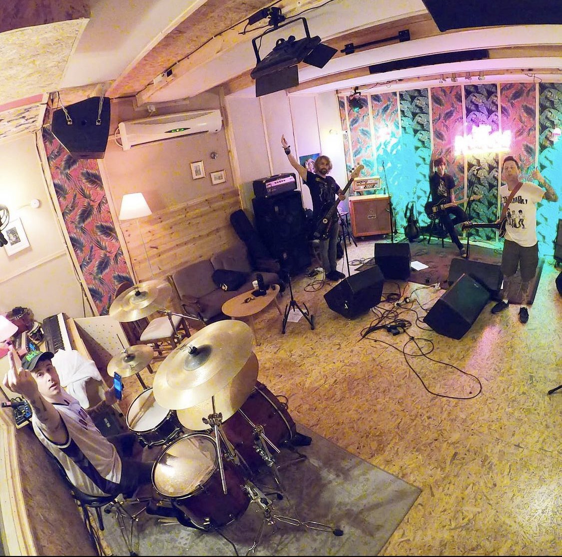 unionway_bhands's tweet photo. USELESS IDが2020年の2月のJAPAN TOUR振りにメンバーと再会し、地元イスラエルでライブを行いました！バンドはツアーの為ヨーロッパに向かっています🛩

#uselessid #unionway #tour #europe https://t.co/iIGgbuwLuT