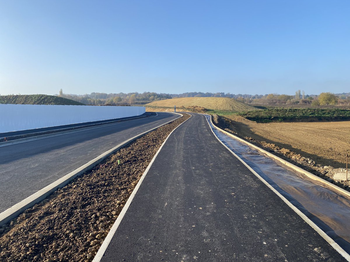 KARLOLIVE's tweet photo. Une #JourneeMondialeDuVelo pour valoriser les projets en faveur du développement de la pratique cycliste à #Poissy :
🤝 Voie douce au Chemin du bord de l’eau
🚴 Pistes cyclables #PSGTrainingCenter, Tram13, écoquartier Rouget de Lisle
➡️ Création d’une commission voies cyclables https://t.co/nVsgITUfvk