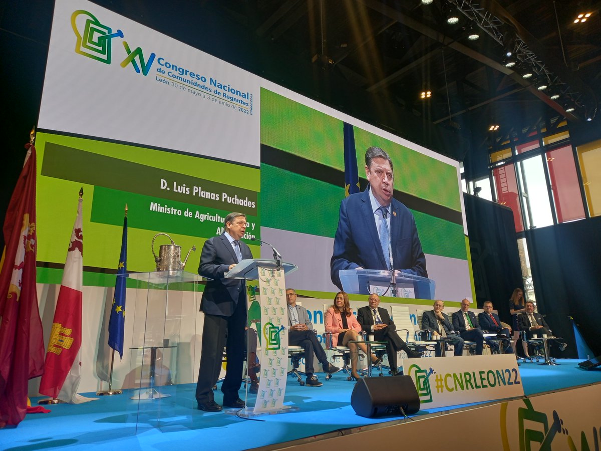 El ministro de @mapagob, <a href="/LuisPlanas/">Luis Planas Puchades</a>, clausura el XV Congreso Nacional de Comunidades de Regantes haciendo un repaso a las inversiones y apuestas del Gobierno de España con el sector del regadío.   

#CNRLeónn22 #regadío #comunidadesregantes #clausura