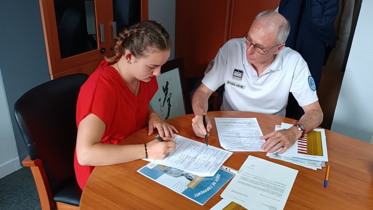 PoliceNat80's tweet photo. [#plan10000jeunes]
Ce matin avec @PoliceNat80 Melinda a signé son contrat d'apprentissage en alternance dans le cadre de son bac pro "services aux personnes et aux territoires" à #MFRConty. Nous lui souhaitons la bienvenue dans notre institution. https://t.co/DoiD7s1o8a