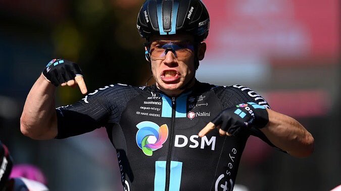 DerailleurM's tweet photo. Alberto Dainese primer vencedor italiano en el Giro d’Italia.

#AlbertoDainese #TeamDSM #GiroDItalia2022 #GiroDItalia #DerailleurMagazine #ArnaudDémare #GroupamaFDJ #FernandoGaviria #UAETeamEmirates 

📷 Getty Images, GCN.

https://t.co/UycSryDb0R https://t.co/dchfByU7p5