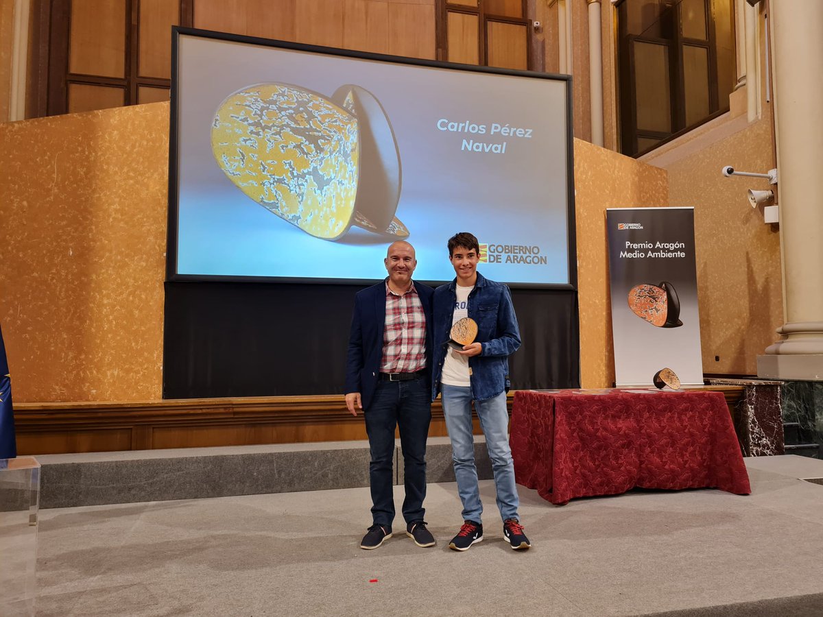 🏅El joven Carlos Pérez Naval, con su obra ‘Aves de España. Guía Fotográfica de Identificación’; y el <a href="/BuenCeip/">CEIP Odón de Buen</a> #Zuera, por transformar el patio en un espacio lúdico, inclusivo y sostenible, Premio #AragónMedioAmbiente22 de contribución al conocimiento y la divulgación ambiental