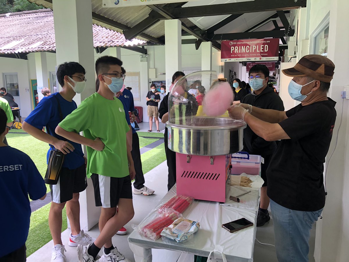 HimaV5's tweet photo. Perfect Family Day @ISS. Fun, food, games, magic tricks and candy floss! #isspride https://t.co/UumB7uF5Nr