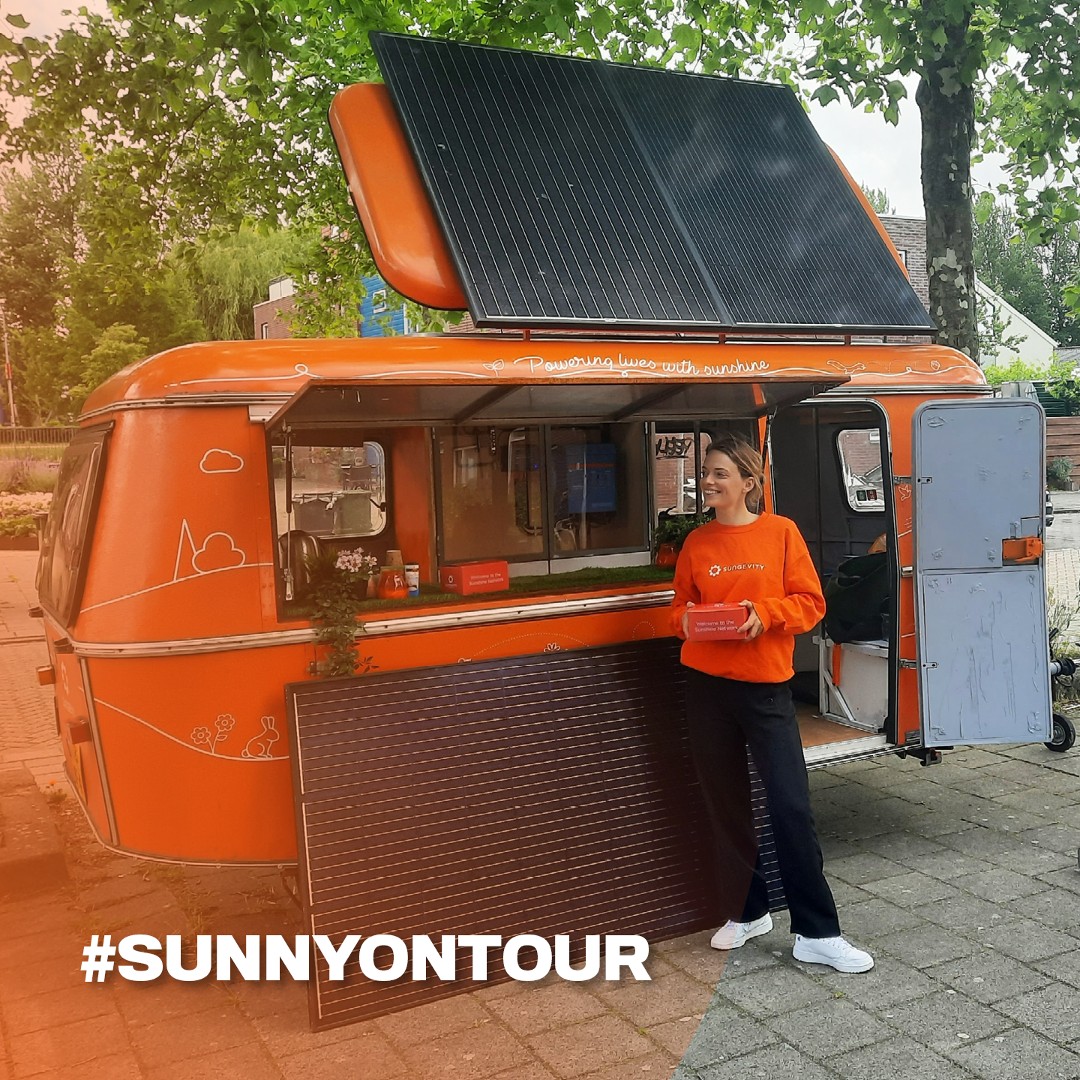 ☀️🚌 Afgelopen week gingen Jara en Charles, onze experts op het gebied van huurderscommunicatie, weer de wijk in met onze caravan Sunny voor een Open Dak Dag. Zo konden huurders op een laagdrempelige manier kennismaken met zonnepanelen.