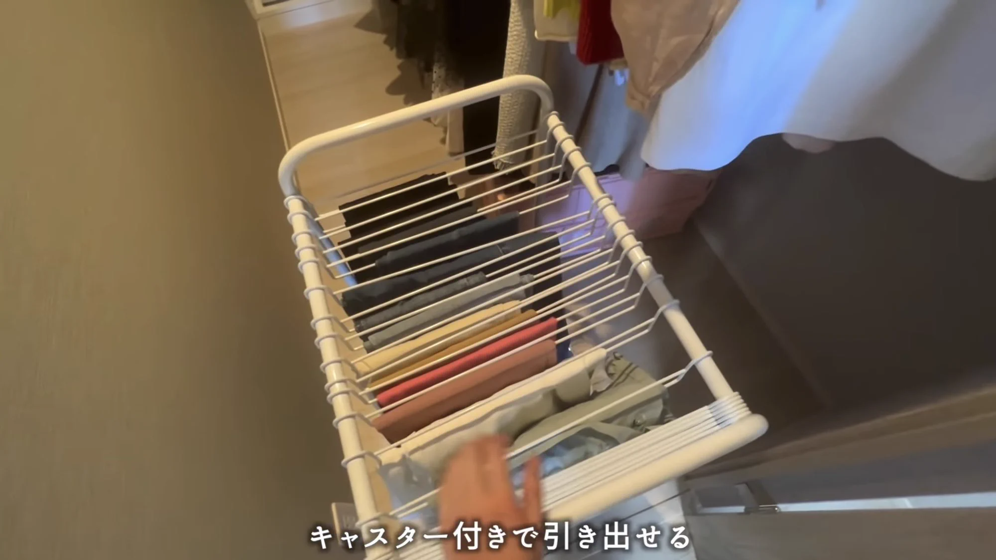 デッドスペース活用術！スラックスハンガーを使ってボトムス整理しよう。