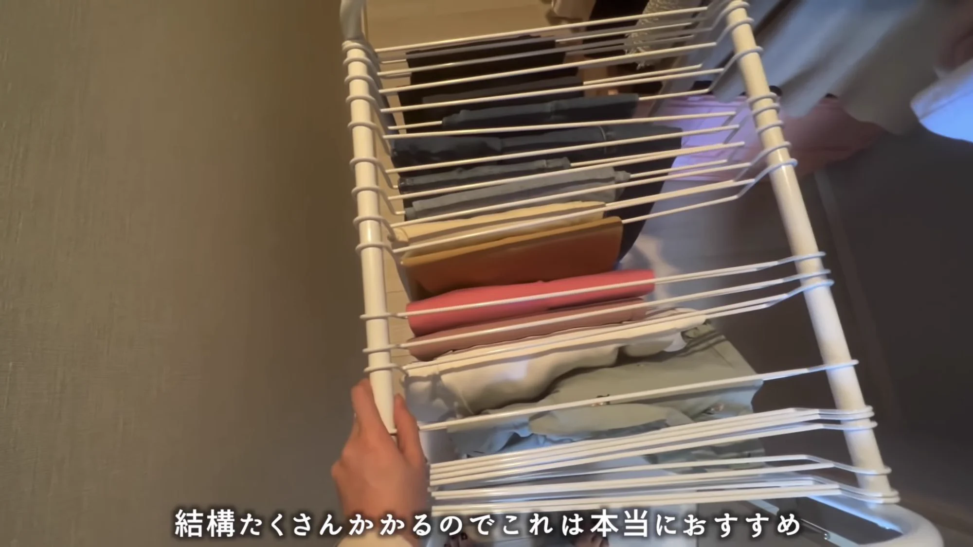 デッドスペース活用術！スラックスハンガーを使ってボトムス整理しよう。