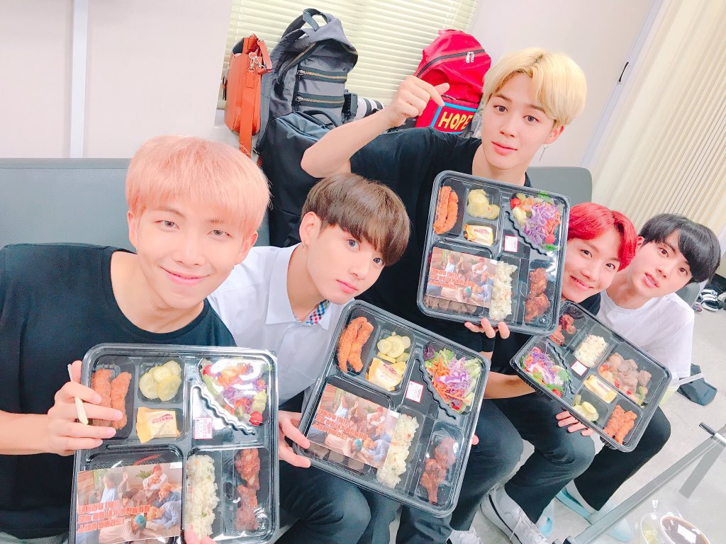 jeonkjiv's tweet photo. هدايا بانقتان للارميز؛ أ ثريد سريع للطافة بانقتان🥺🤏🏻 https://t.co/pukzVC5s9V