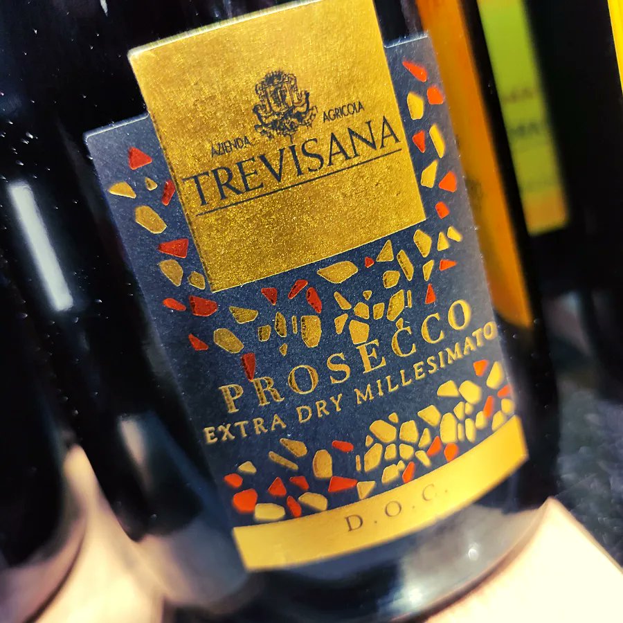 Celebrate this weekend with Vintage Prosecco.
Trevisana's 2020 Extra Dry is perfect in the sunshine - and even indoors if the heavens open.
And it's included in our Jubilee Weekend special offer
***15% off as part of 6+ wines***
Find the full range here buff.ly/3N6bBtO