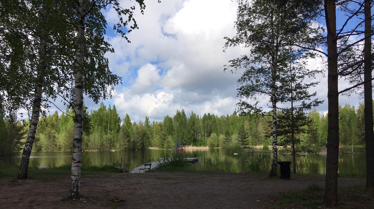 Jo joutuu kohta suvi suloinen tai ainakin koululaisten kesälomat. 

Huomenna on päivä, kun eka känni ja elämä yllättää monet. Pidetään nuoristamme huolta sopimalla säännöistä, yhteydenpidosta ja pitämällä puhelin auki siihen asti, kunnes nuori on kotona. #koulunpäättärit2022