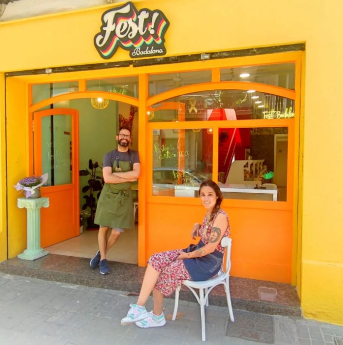 ComercBDN's tweet photo. Avui volem donar la benvinguda a la Maite i en Lluís de Fest!Badalona. Una pastisseria-cafeteria artesana decorada amb molt de gust a on tot el seu producte us farà explotar els sentits. Deliciós i molt recomanable. No deixeu de visitar-los!
Carrer Guifré 220
#Badalona #comercbdn https://t.co/BzqLLtQbz4