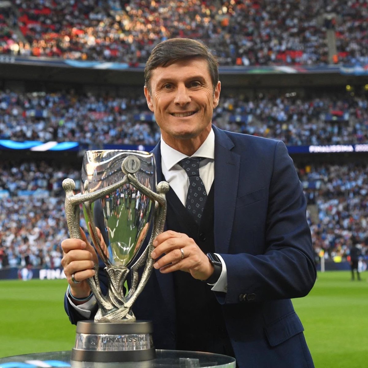 javierzanetti's tweet photo. Un orgullo entrar con la copa en la #FINALISSIMA2022 representando a mi querido país junto con Benjamín Agüero Maradona, disfrutando de una noche histórica! 
@Azzurri vs @Argentina - 🇮🇹 vs 🇦🇷
Gracias @CONMEBOL y @EURO2024!
#argentina #italia #wembleystadiumlondon #finalissima2022 https://t.co/mMugy5Ibyr