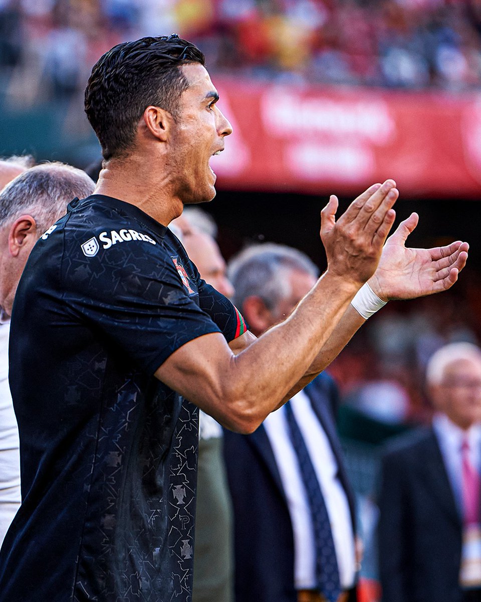 433's tweet photo. Coach @Cristiano is back 😏 https://t.co/C8aMlvk9h2