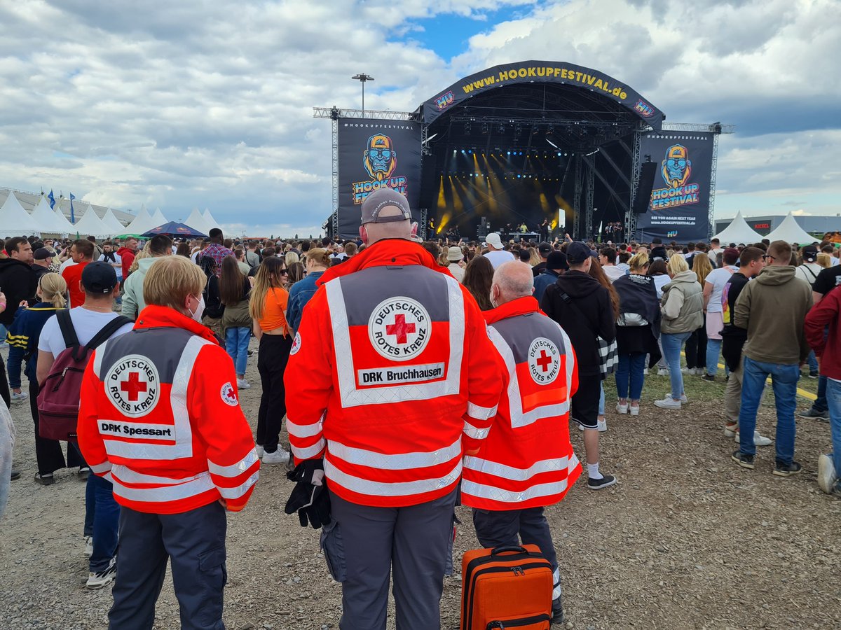 Am letzten Wochenende waren wir mit 5 Aktiven im Rahmen der #SEG Süd beim Hook Up Festival in Rheinstetten im Einsatz. 
Wir unterstützten den #Sanitätsdienst mit einem SAN-Team und in der Einsatzleitung, samstags stellten wir zusätzlich einen KTW.  #DRK #Ehrenamt #HookUpFestival