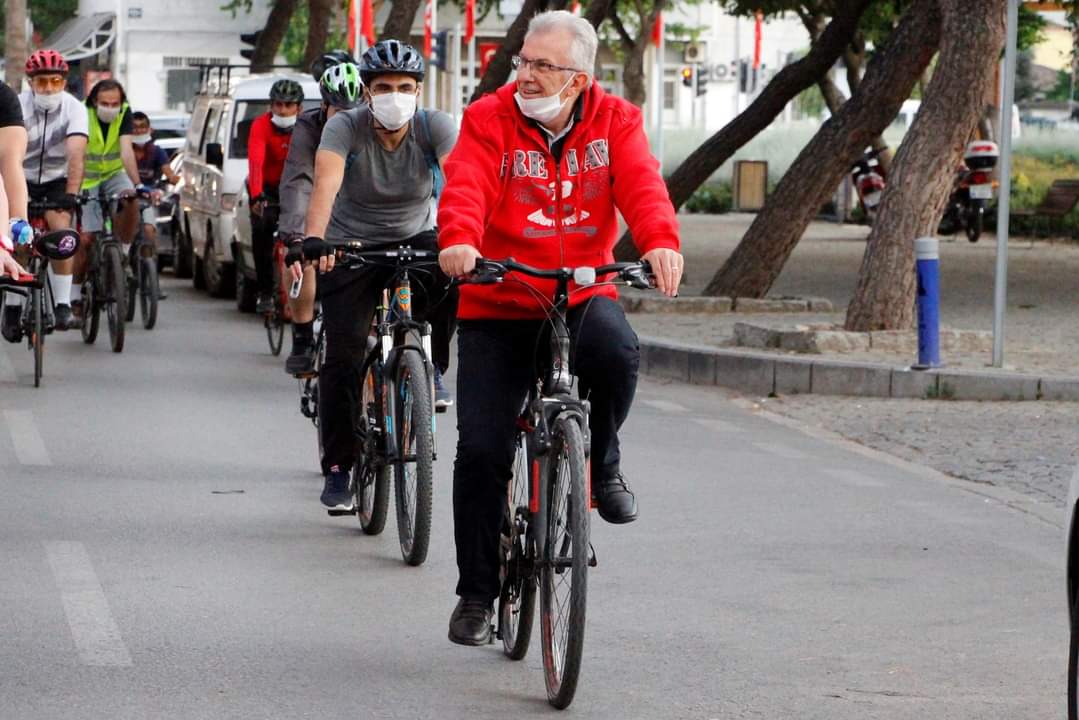 baskaneris's tweet photo. 🚲🚴🚴♂️Yalnızca 3 Haziran #DünyaBisikletGünü'nde değil 365 gün pedala kuvvet. Haydi hareket et. 🚴♀️🚲
Hem doğayı koru, hem sağlıklı kal…🚵♀️
#bisiklet #velespit #pedal https://t.co/LTq5vwFgYh