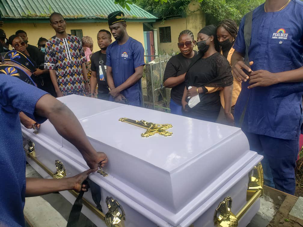 SaharaReporters's tweet photo. PHOTONEWS: Tears As Sound Engineer Burnt To Death By Okada Riders In Lekki, Lagos Is Laid To Rest
#JusticeForDave https://t.co/fc0Wx8s3Eg