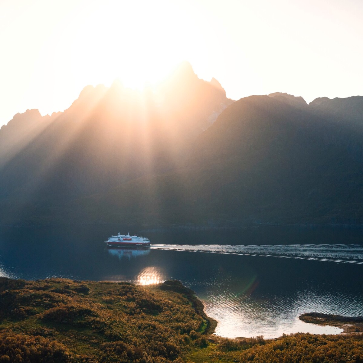 Do you know what MS Richard With, MS Kong Harald and MS Nordlys have in common? By summer 2023, they will all be modern hybrid ships🔋 This will take us closer to our long-term goal of operating all our ships and sailings completely emission-free.