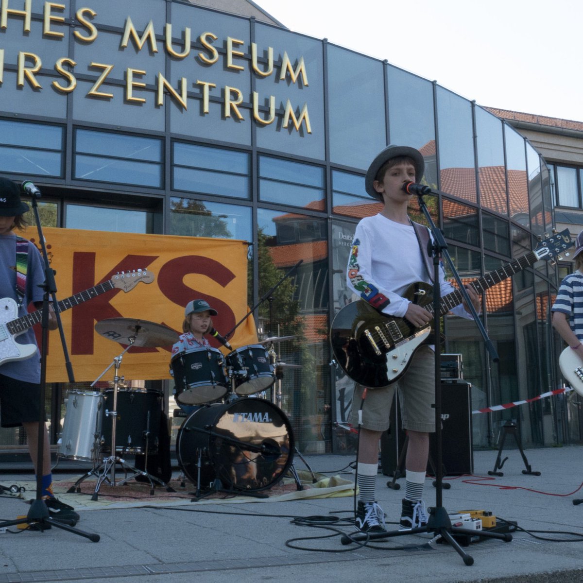 Heute live auf dem KiKS-Festival: 5 Kinder- und Jugendbands bei Live On Stage um 17 Uhr auf der großen Bühne in der Alten Kongresshalle. Als Vorgeschmack hier schon mal die Boys of Kings auf dem letztjährigen Festival! #kiksfestival #kiks #kiksmuenchen ow.ly/vUeX50Jn5NU