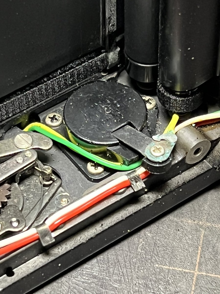 CameraRepairM6's tweet image. Nikon F2の電池室の接点不良は
接点の締め付け部が割れておこります。

#フイルムカメラ修理
#Nikon 
#NikonF2