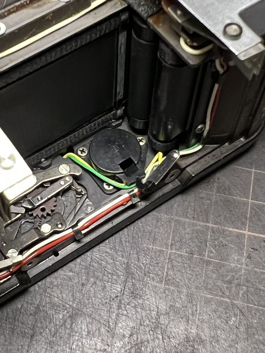 CameraRepairM6's tweet image. Nikon F2の電池室の接点不良は
接点の締め付け部が割れておこります。

#フイルムカメラ修理
#Nikon 
#NikonF2