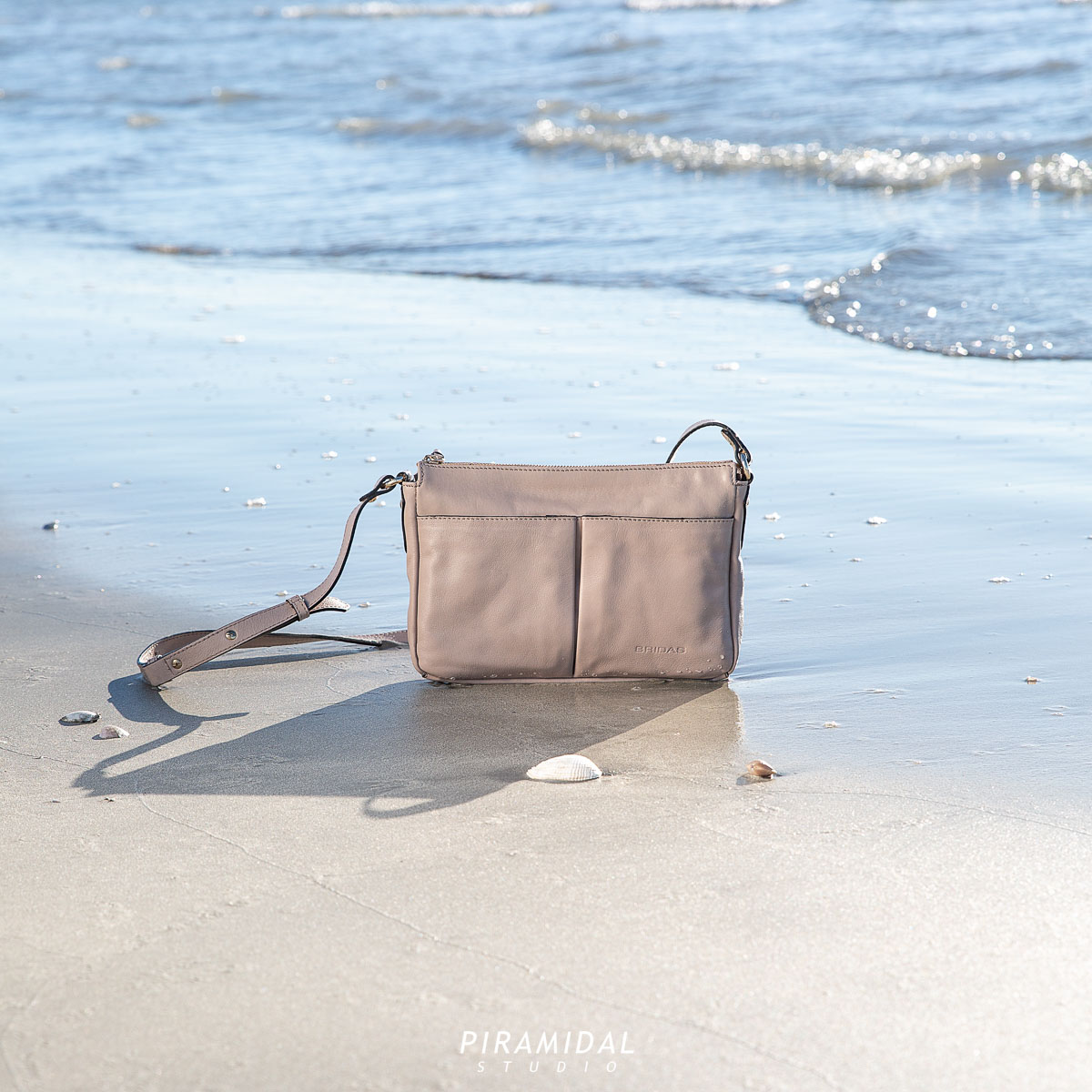 BRIDAS BRISA
.
Nueva campaña para la colección SS22. Fotografía de lookbook con un aire mediterráneo para la marca Bridas Bags.
.
Dirección de arte: @fusionartealc
Photo&amp;retouch: @piramidalstudio
.
#fotografiaprofesional #fotografialookbook #editorialmoda #fotografosalicante