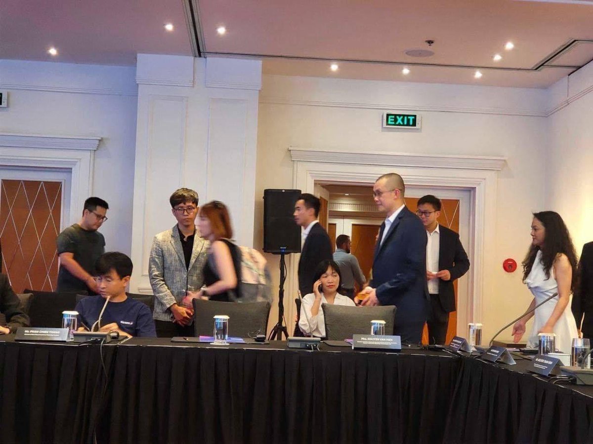 JohnVu_PiSky's tweet photo. CZ đã đến Việt Nam hội thảo về Binance.Hiện đang ở Hà Nội.
Chào mừng Anh đến với Việt Nam https://t.co/MgrxkIWiLL