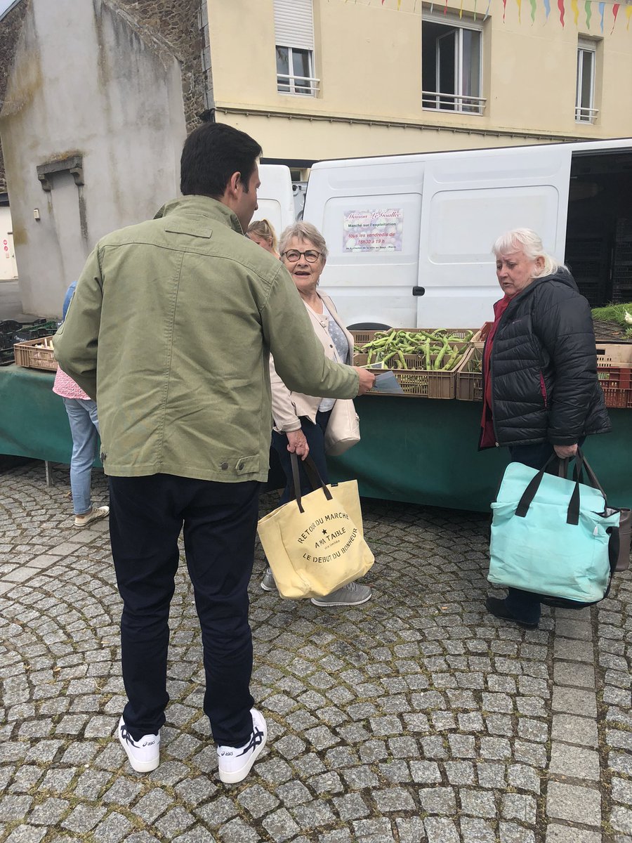 FaligotR's tweet photo. Ce matin, j’étais sur le marché de #pordic pour continuer à aller chercher les voix une par une et expliquer mon projet de territoire #majoritepresidentielle #legislatives2022 @TelegStBrieuc @OuestFrance22 @LePenthievre https://t.co/x12UXYtCbM