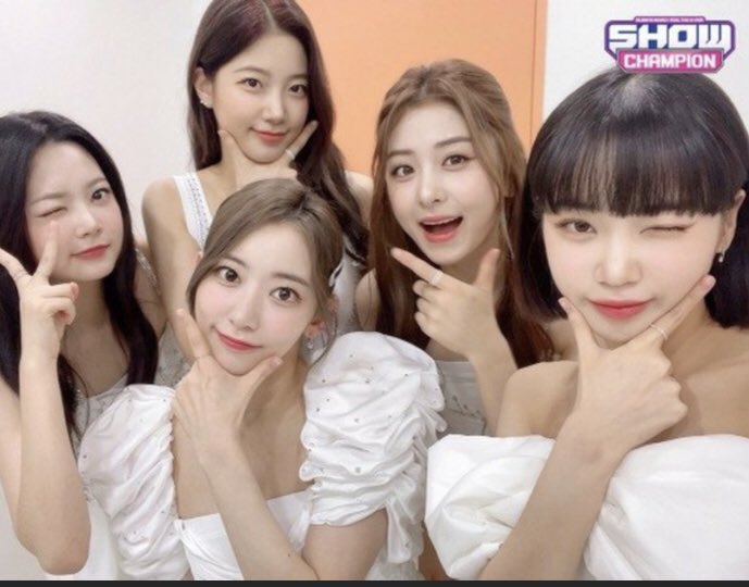 opa7_kb_'s tweet photo. FEARLESS - LE SSERAFIM [뮤직뱅크/Music Bank] | KBS 220603 방송 https://t.co/BNNBnTmgnC @YouTubeより
仕事帰りの素敵な美しい華麗な刺激的な爽やかな女神様たち‼️
#FEARLESS4thWin 
#LE_SSERAFIM https://t.co/m5pA0IlHkU