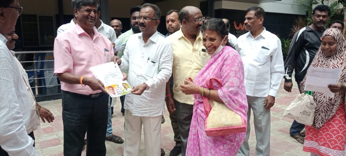 BNMREDDY's tweet photo. ಬಿಟಿಎಂ ವಿಧಾನಸಭಾ ಕ್ಷೇತ್ರದ ಮಡಿವಾಳ ವಾರ್ಡಿನ ತಾವರೆಕೆರೆಯಲ್ಲಿ ಫಲಾನುಭವಿಗಳಿಗೆ ಪಿಂಚಣಿ ಕಾರ್ಡ್ ಗಳನ್ನು ವಿತರಿಸಲಾಯಿತು.
ಕೃಷ್ಣ, ಶ್ರೀನಿವಾಸ, ನಂದ, ಮಂಜುನಾಥ್, ಪ್ರಶಾಂತ, ಸಂತೋಷ್ ಮತ್ತು ತಂಡದವರು ಉಪಸ್ಥಿತರಿದ್ದರು.
#BNMR #Madivala #MadivalaWard #BTMLayout #INC #INCIndia #TeamBNMR #RLR #DevelopmentWorks https://t.co/rzIZr2tD6c
