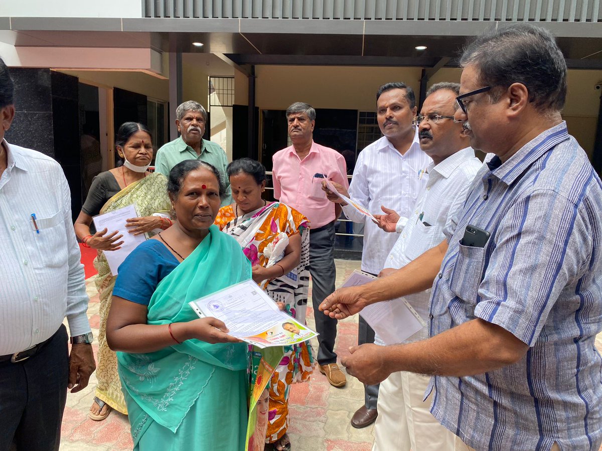 BNMREDDY's tweet photo. ಬಿಟಿಎಂ ವಿಧಾನಸಭಾ ಕ್ಷೇತ್ರದ ಮಡಿವಾಳ ವಾರ್ಡಿನ ತಾವರೆಕೆರೆಯಲ್ಲಿ ಫಲಾನುಭವಿಗಳಿಗೆ ಪಿಂಚಣಿ ಕಾರ್ಡ್ ಗಳನ್ನು ವಿತರಿಸಲಾಯಿತು.
ಕೃಷ್ಣ, ಶ್ರೀನಿವಾಸ, ನಂದ, ಮಂಜುನಾಥ್, ಪ್ರಶಾಂತ, ಸಂತೋಷ್ ಮತ್ತು ತಂಡದವರು ಉಪಸ್ಥಿತರಿದ್ದರು.
#BNMR #Madivala #MadivalaWard #BTMLayout #INC #INCIndia #TeamBNMR #RLR #DevelopmentWorks https://t.co/rzIZr2tD6c