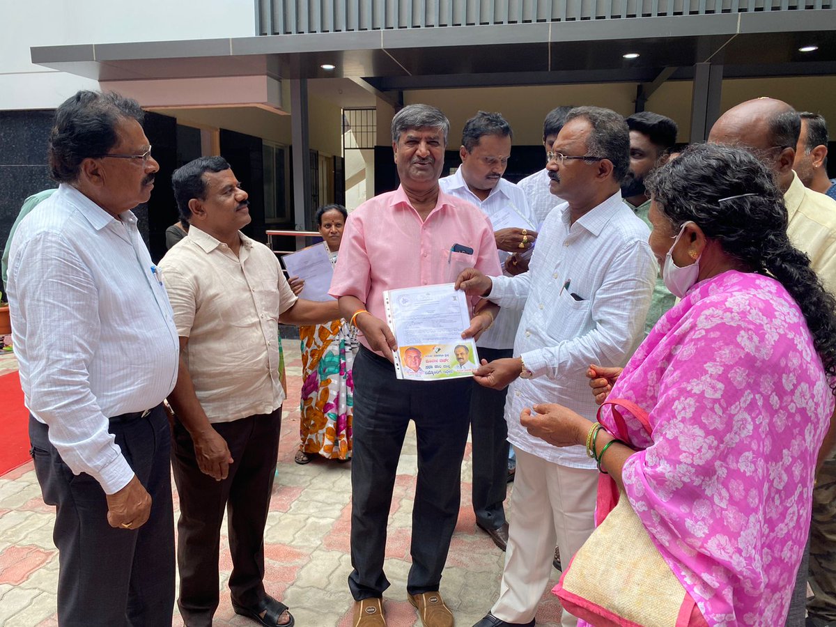 BNMREDDY's tweet photo. ಬಿಟಿಎಂ ವಿಧಾನಸಭಾ ಕ್ಷೇತ್ರದ ಮಡಿವಾಳ ವಾರ್ಡಿನ ತಾವರೆಕೆರೆಯಲ್ಲಿ ಫಲಾನುಭವಿಗಳಿಗೆ ಪಿಂಚಣಿ ಕಾರ್ಡ್ ಗಳನ್ನು ವಿತರಿಸಲಾಯಿತು.
ಕೃಷ್ಣ, ಶ್ರೀನಿವಾಸ, ನಂದ, ಮಂಜುನಾಥ್, ಪ್ರಶಾಂತ, ಸಂತೋಷ್ ಮತ್ತು ತಂಡದವರು ಉಪಸ್ಥಿತರಿದ್ದರು.
#BNMR #Madivala #MadivalaWard #BTMLayout #INC #INCIndia #TeamBNMR #RLR #DevelopmentWorks https://t.co/rzIZr2tD6c