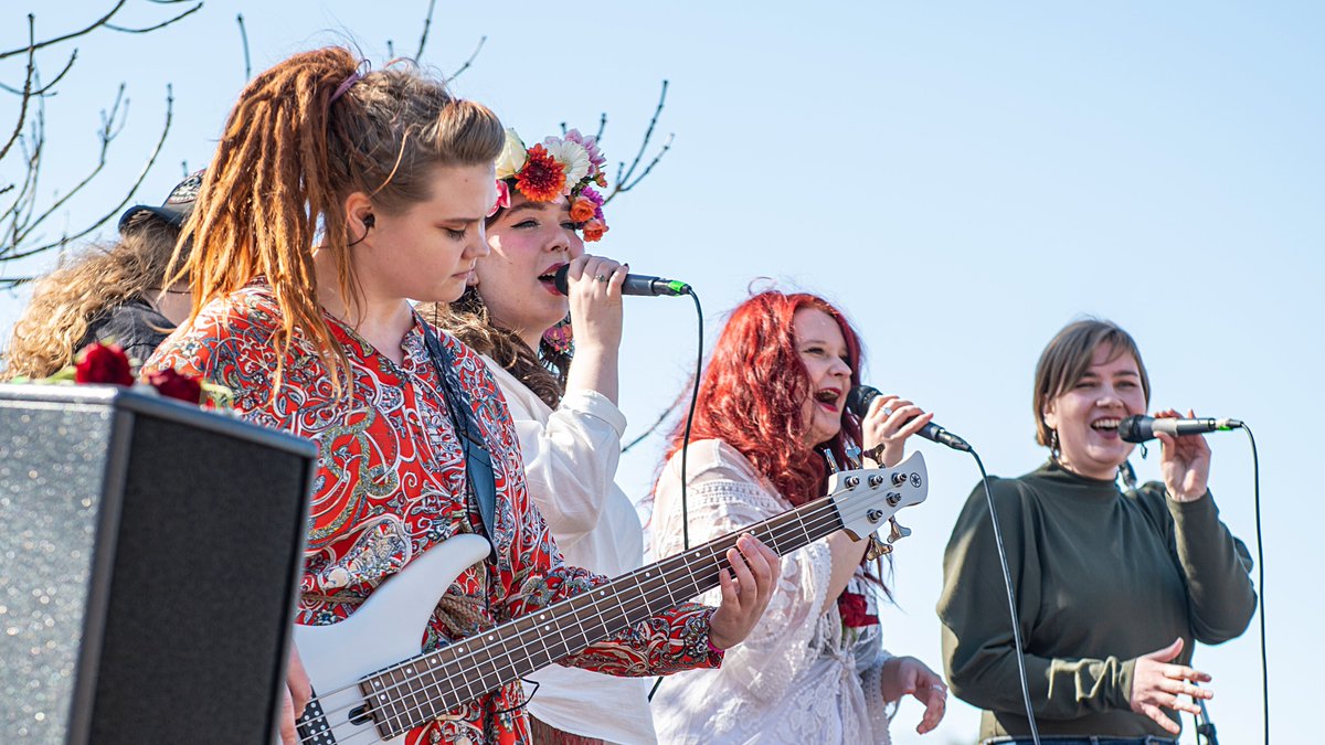 Opiskelu musiikkilinjalla ei ole vain opiskelua – se on elämys! 🎸🎤 Hae nyt syksyllä alkavaan musiikkilinjaan mukaan, haku on käynnissä 17.7.2022 saakka! ⬇⬇
ahlmanedu.fi/koulutushaku/m…
#ahlmanedu #musiikkilinja #opiskelu #musiikki