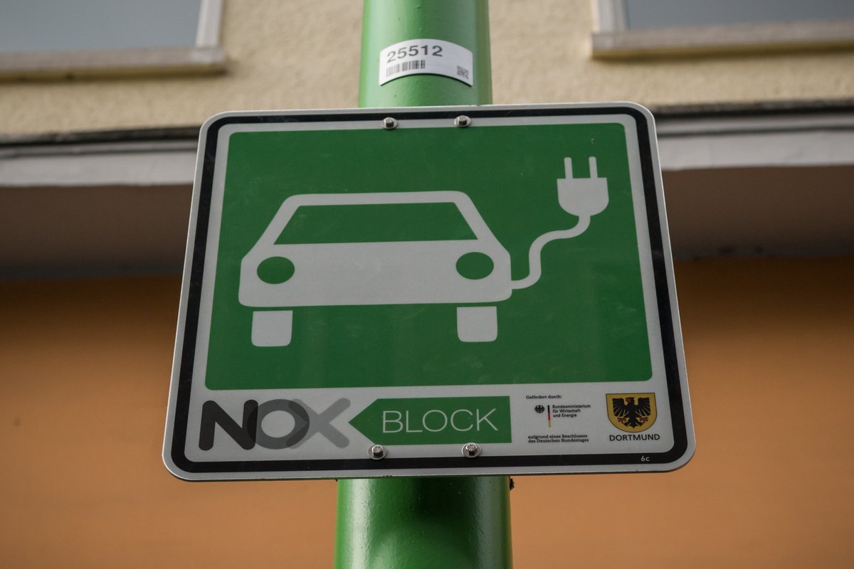 SmartCity_DO's tweet photo. #Stellenangebot: studentische/r Mitarbeiter*in (m/w/d) gesucht! Du hast bereits erste Kenntnisse im Bereich E-Mobilität? Dann unterstütze das Team #Verkehrswende beim Projekt NOX-Block. 
Zur Ausschreibung geht es hier 👇
https://t.co/NYm5d0xM9O
@stadtdortmund 

📷Stadt Dortmund https://t.co/iPda7mfMG0