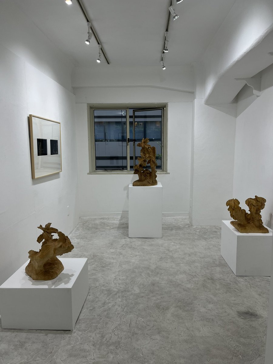 奥野ビル5Fで開催中の小島敏夫展。彫刻、写真、素描。どれも素晴らしいが、日記のように描かれた膨大な量から選ばれた素描が最高でした。
ギャラリーカメリア
小島敏男展 彫刻 素描 写真
https://t.co/2oFxUI7KlC
Gallery Nayuta
小島敏男展 日々の素描
https://t.co/R1H39NuKm6