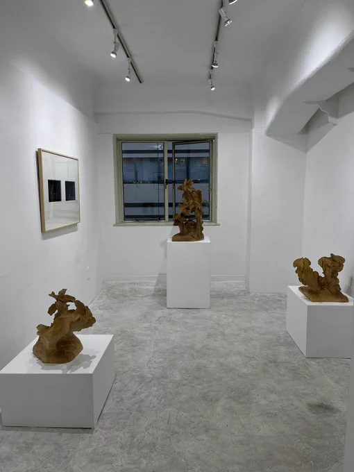 奥野ビル5Fで開催中の小島敏夫展。彫刻、写真、素描。どれも素晴らしいが、日記のように描かれた膨大な量から選ばれた素描が最高でした。

ギャラリーカメリア
小島敏男展 彫刻 素描 写真
https://t.co/2oFxUI7KlC 

Gallery Nayuta
小島敏男展 日々の素描
https://t.co/R1H39NuKm6 