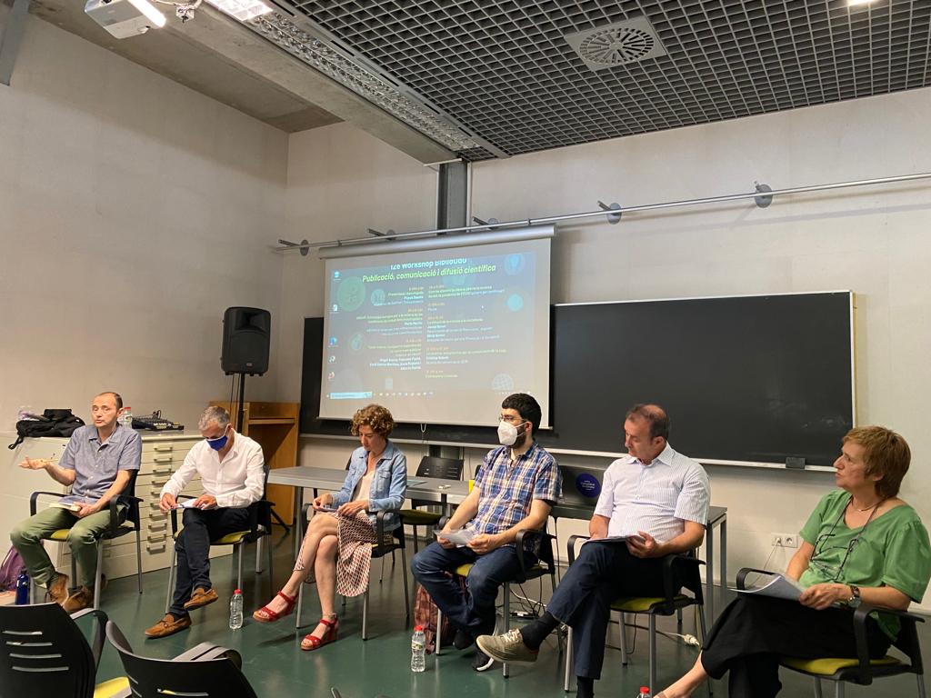 UdGBiblioteca's tweet photo. 📌 Després de conèixer l'estratègia europea per a la millora de les condicions de treball dels investigadors #HRS4RUdG a la @univgirona, hem parlat, dialogat, après sobre la carrera per publicar en obert amb @AngelAlsinaP @garciaberthou #FrancescFeliu #AnnaRoglans #AlbertoMartin https://t.co/VI4VZSfioP