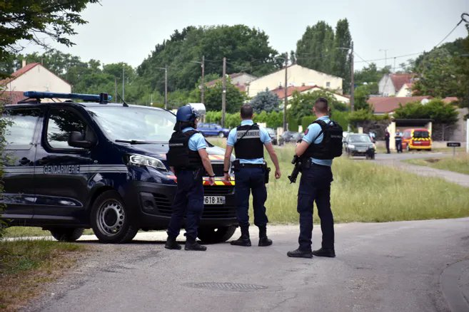 lyonne_fr's tweet photo. Coups de feu ce matin à Saint-Valérien : la cité de l'Oasis bouclée par des gendarmes casqués et armés de fusils mitrailleurs    
#Faitsdivers #Yonne 
>>https://t.co/taWThm2t5i https://t.co/g2JHmNBrbQ