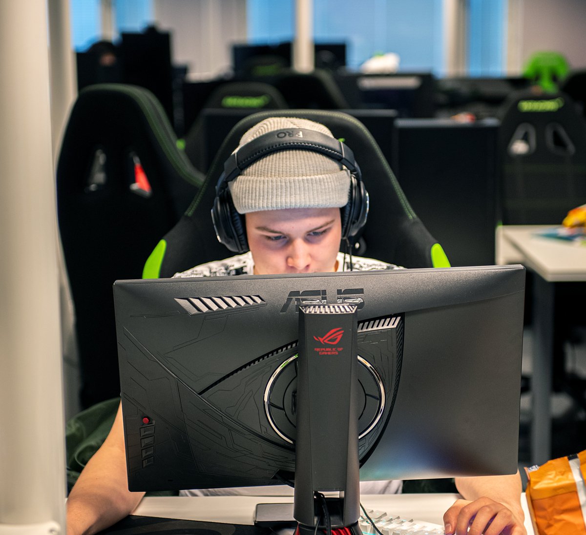 Tule lukuvuodeksi opiskelemaan AhlmanEdun e-urheilun valmennuskeskukseen! 🎮
➡️ Hae nyt syksyllä alkavaan koulutukseen mukaan 17.7.2022 mennessä: ahlmanedu.fi/koulutushaku/e…
#ahlmangames #peliala #esport #esportlinja