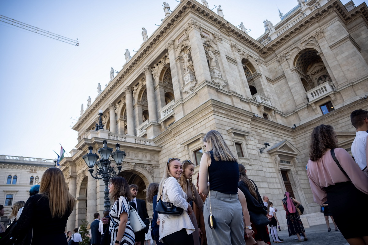 OperaBudapest's tweet photo. OperAdventure in Budapest: secondary-school students are invited from all over Hungary to see general rehearsals of opera and ballet productions at the refurbished Opera House.
#operabudapest #youthprogrammes #students https://t.co/4U1B4WEBpc