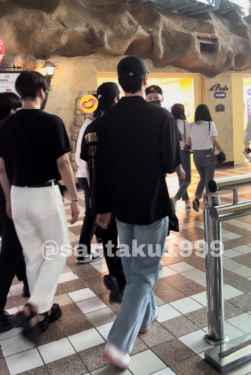 Natweong kencannya bareng temen, biar gk ketauan.